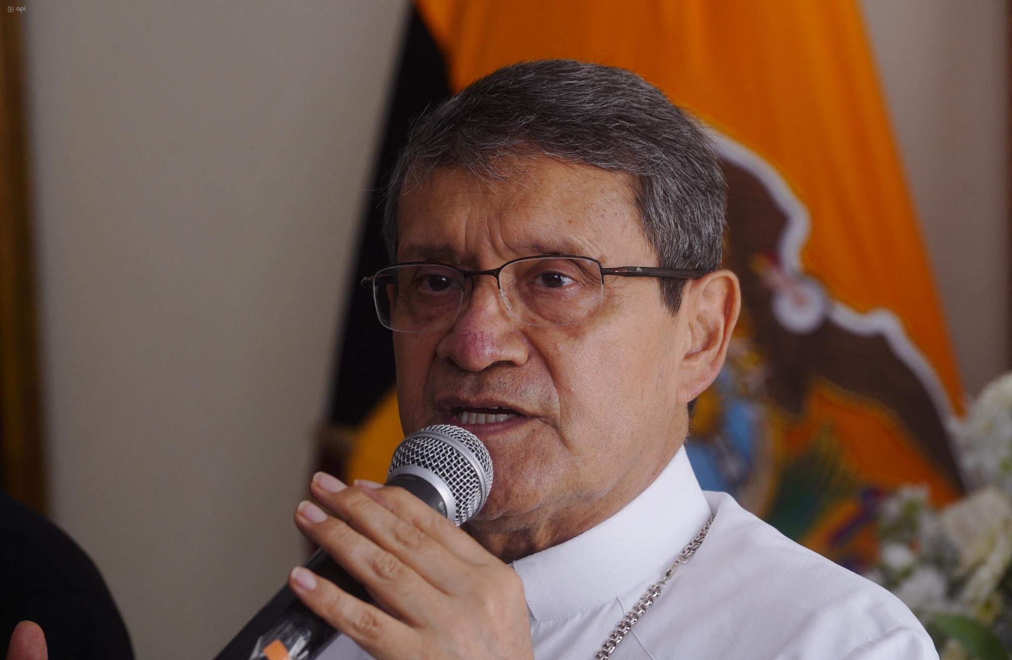 ¿Monseñor Cabrera quiere ser Papa?