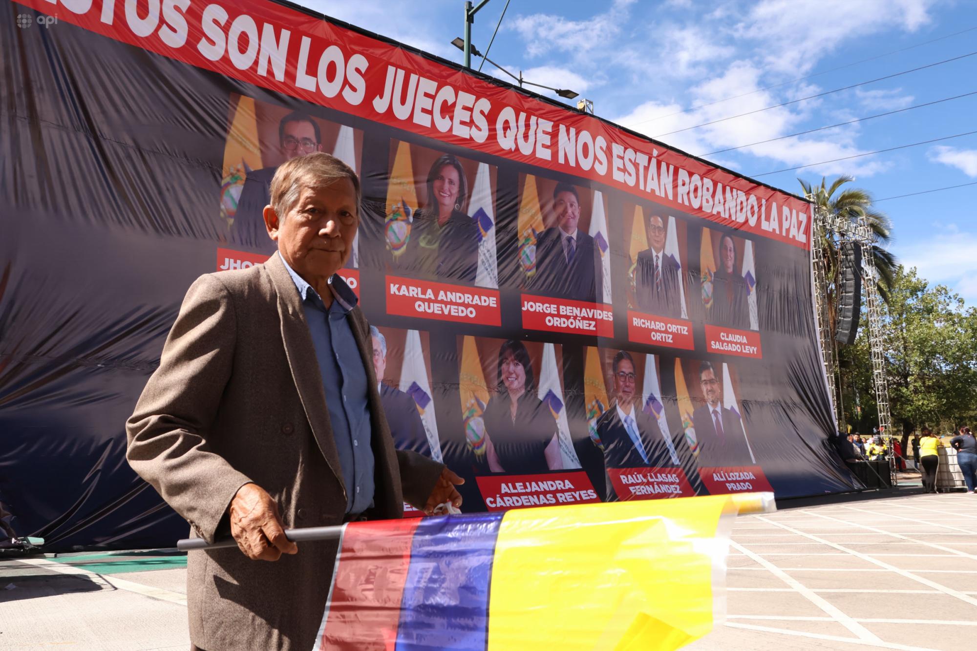 Aparecen carteles contra la Corte 