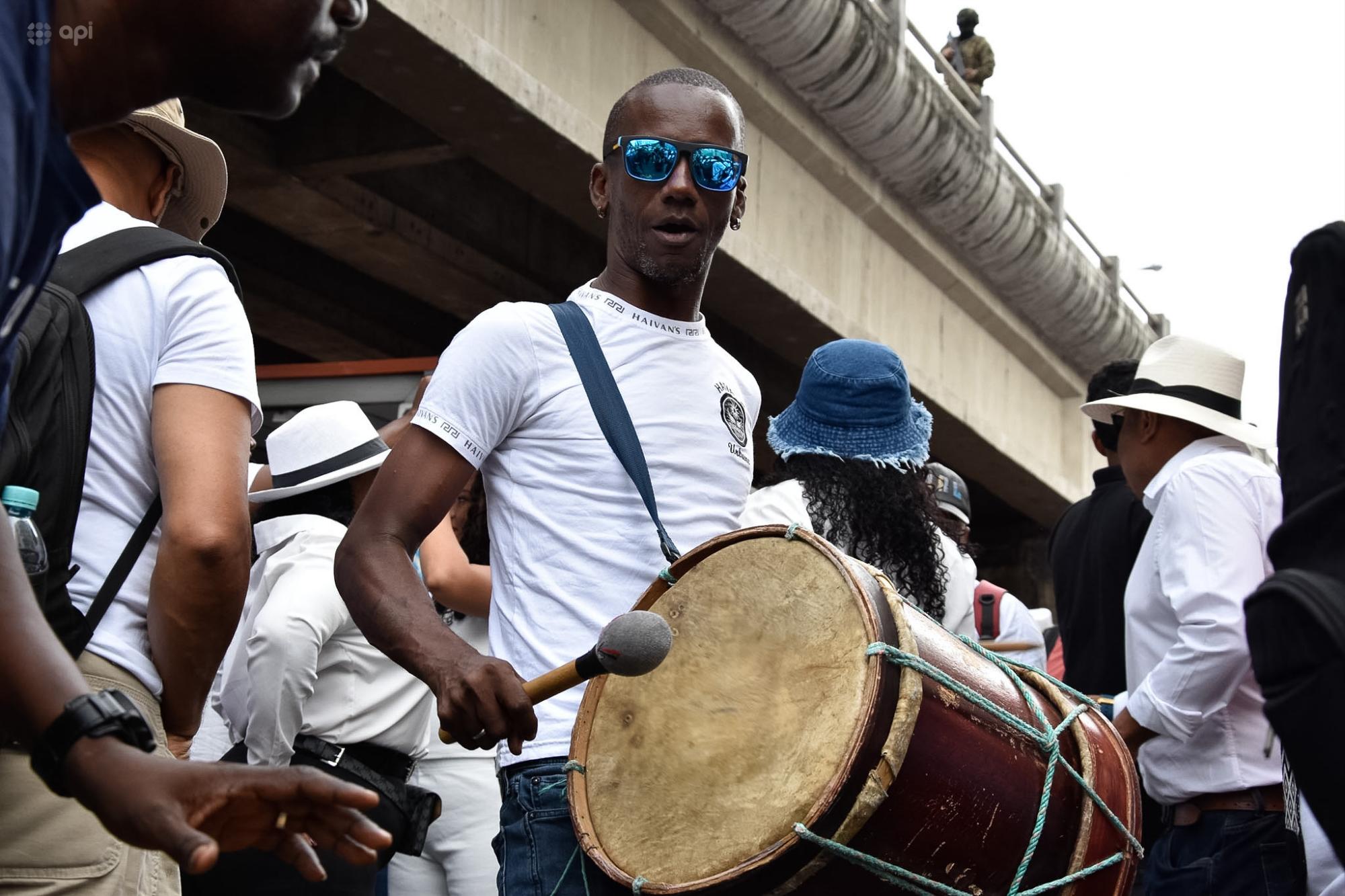 Militantes se aglomeran en el centro