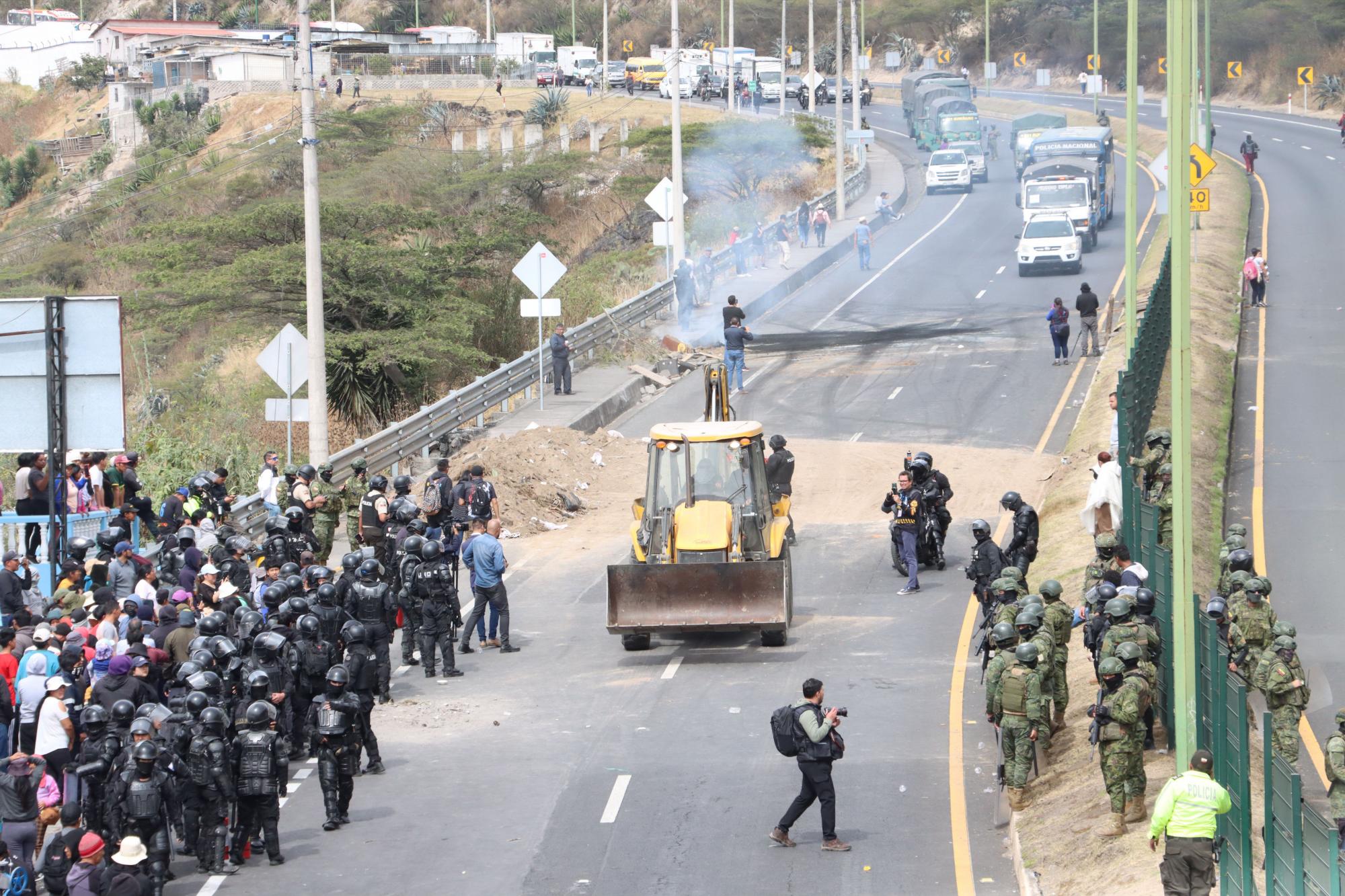 Autoridades intentan despejar la Panamericana Norte 