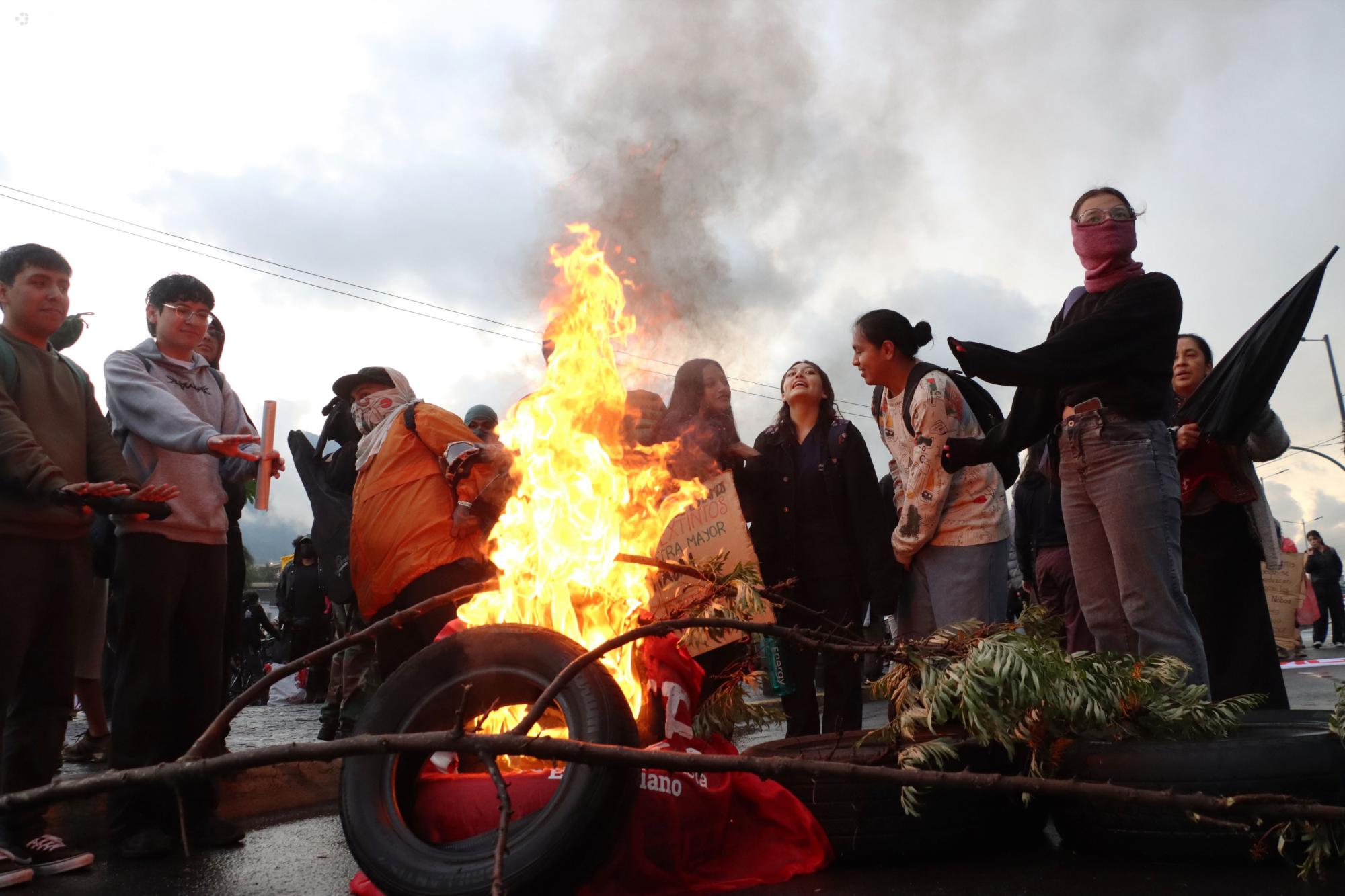 Policía dispersa con gas lacrimógeno plantón frente a la Universidad Central