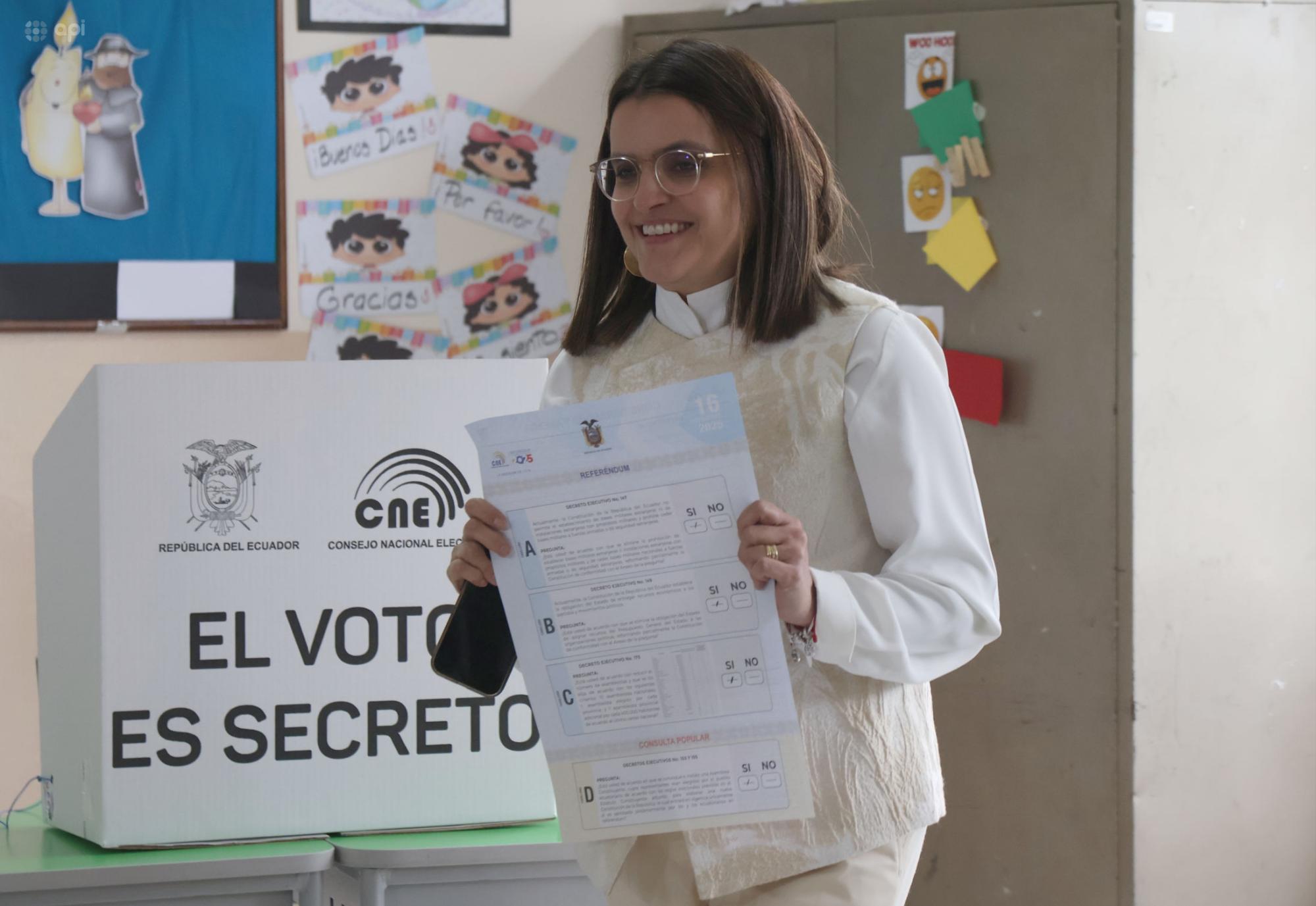 María José Pinto ejerce su derecho al voto