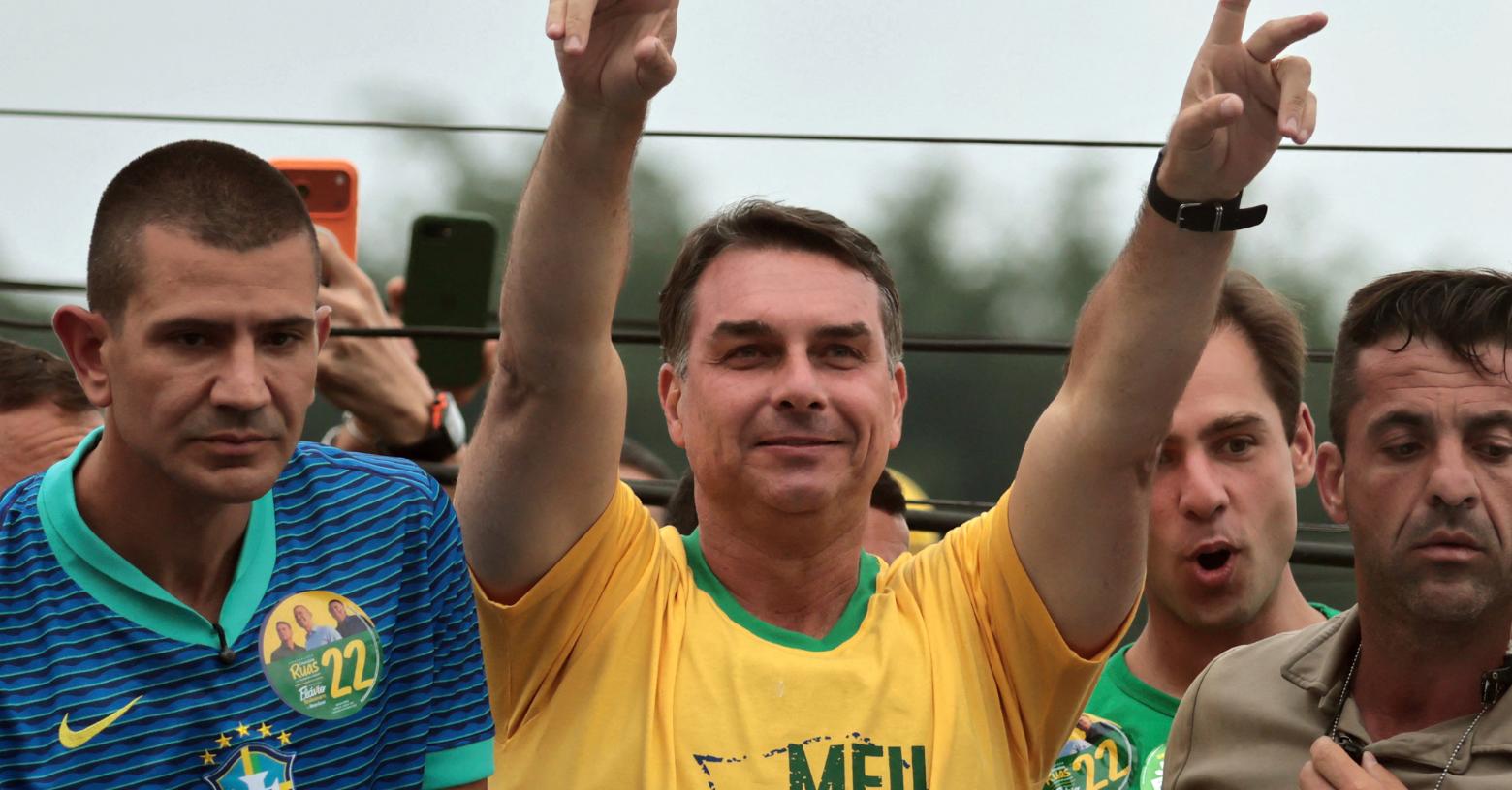 Elecciones en Brasil: Flávio Bolsonaro aventaja a Lula y habrá segunda vuelta   