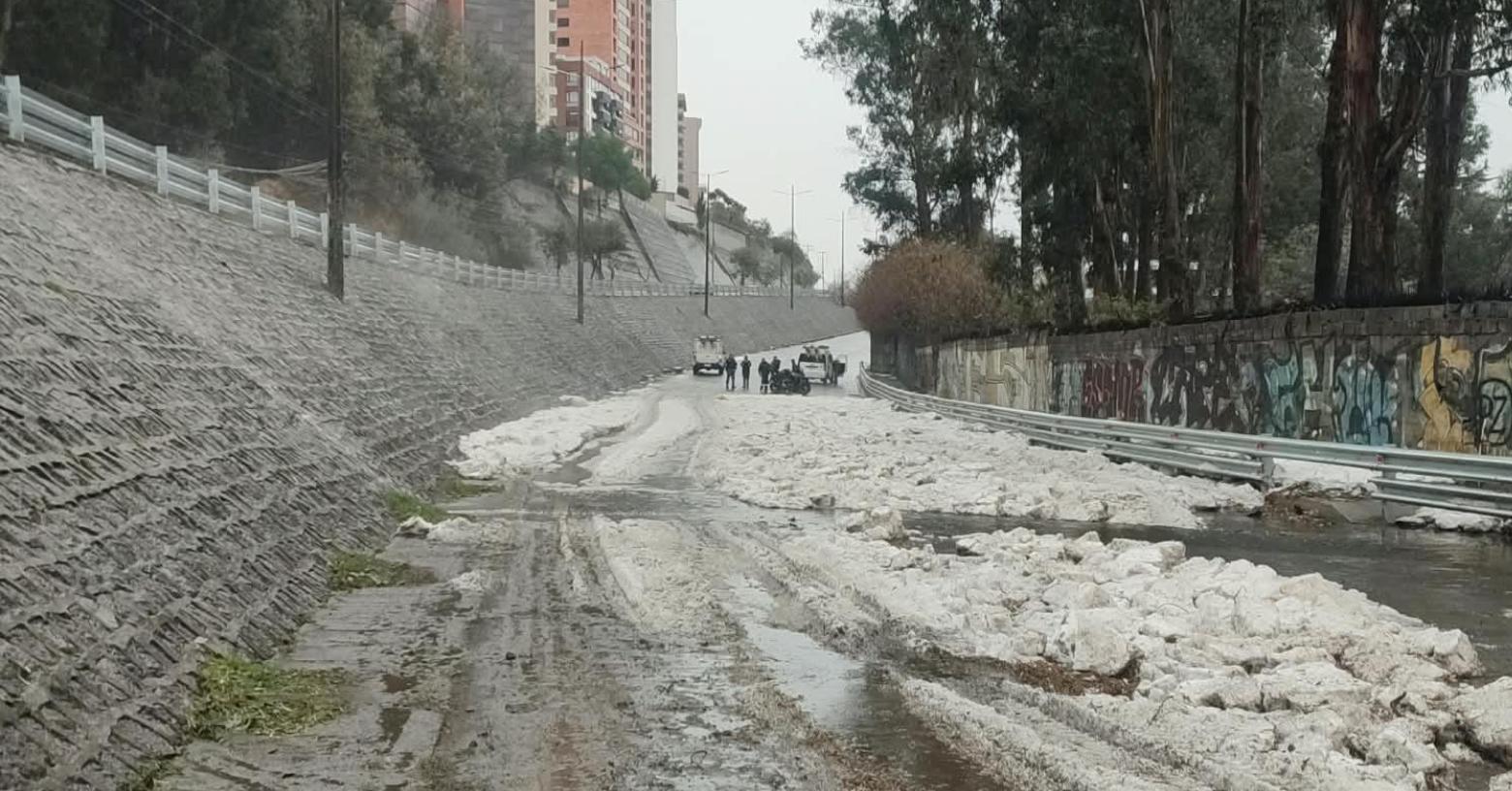 Cordonazo de San Francisco sorprende a Quito con tormenta y granizo