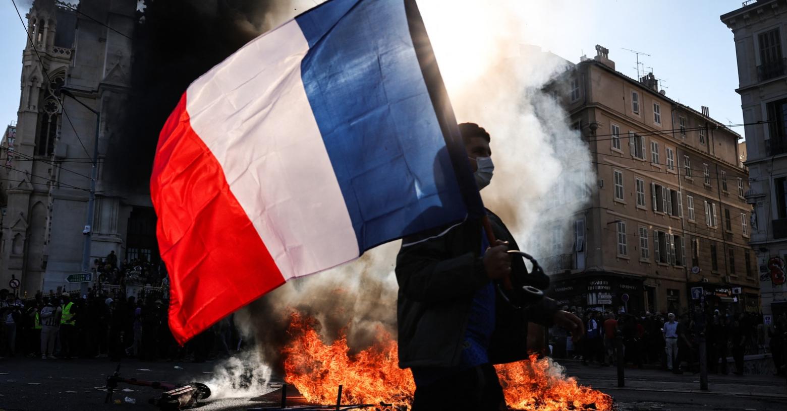 Masivas protestas en Francia por el costo de vida dejan más de 1.200 detenidos, saqueos y disturbios