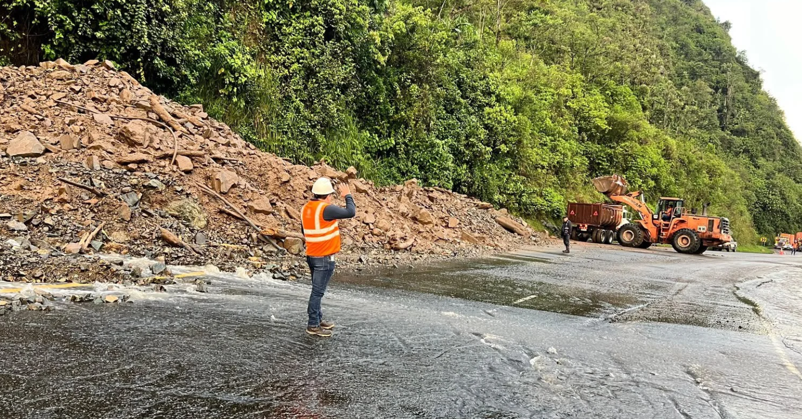 Cierre nocturno en la vía Alóag-Unión del Toachi por deslizamientos en los km 68 y 70