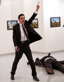 Una foto del &quot;odio de nuestra época&quot; gana el World Press Photo