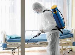 La OMS recomienda que el personal de limpieza utilice equipo de protección, más aún donde hay enfermos de COVID-19.