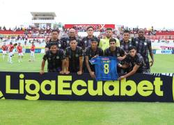 Presentación del once inicial de Delfín SC en su último partido por LigaPro ante Leones FC.