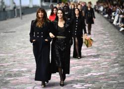 La modelo y productora de musica Caroline de Maigret camina junto a otra modelo para presentar las creaciones de Chanel durante la pasarela Haute-Couture Fall/Winter 2023/2024, en la semana de la moda en París.