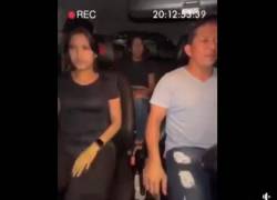 Dos mujeres fueron grabadas cuando supuestamente drogaban a un taxista.
