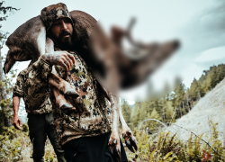 El peleador ecuatoriano subió a Instagram varias fotografías en las que posa junto a un ciervo abatido.