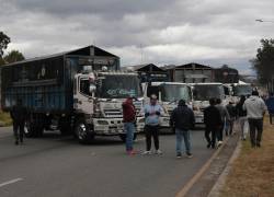 Manifestación de transportistas en la vía Cuenca-Azogues, en protesta por el alza del precio del diésel. Foto: Boris Romoleroux/API.