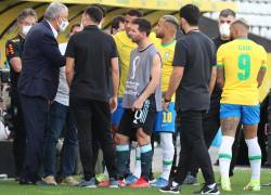 Lionel Messi escucha al entrenador de Brasil Tite hoy, en un partido de las eliminatorias sudamericanas para el Mundial de Catar 2022 entre Brasil y Argentina en el estadio Arena de Sao Paulo en Sao Paulo (Brasil).