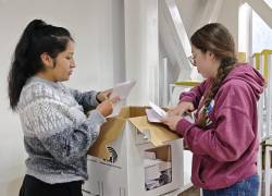 Jóvenes contando votos en el marco de las Elecciones Generales 2025, a inicios de abril.