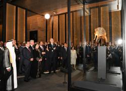 Autoridades egipcias observan la mascara mortuoria de Tutankamón, de oro puro, durante la inauguración del Gran Museo Egipcio.