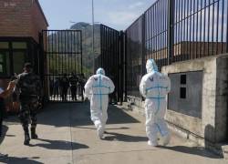 Elementos de la Policía Nacional ingresando a la cárcel de Turi tras el reporte del fallecimiento.