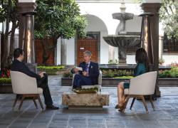 Foto de la conversación de el presidente Guillermo Lasso sostuvo con periodistas como suele hacerlo cada martes en el Palacio de Carondelet.