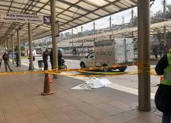 Levantamiento del cuerpo de la mujer.