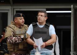 Fotografía que muestra al exasambleísta Santiago Díaz acudiendo a la Fiscalía General del Estado para rendir una versión sobre el caso Caja Chica.