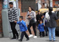 Padres de familia junto a sus hijos llegando a una unidad educativa. Foto: Boris Romoleroux/API.