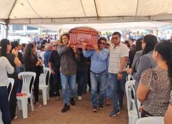 Allegados de la alcaldesa Brigitte García cargando su féretro, durante su velorio organizado en el Municipio de San Vicente.