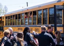 En un video divulgado por la Policía de Nashville, se ve a Hale disparando a través de un conjunto de puertas de vidrio hacia la escuela.
