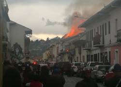 Incendio estructural en una vivienda ubicada en el Centro Histórico. Foto: Cortesía