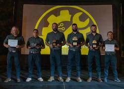 El técnico de IASA, Lenin Chicaiza (segundo de la izquierda), se ubicó entre los 20 mejores técnicos del mundo y entre los 10 mejores de América.