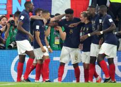 Doha (Qatar), 26/11/2022.- El delantero Kylian Mbappe celebra con sus compañeros tras anotar el segundo gol que Francia encajó al arco de Dinamarca