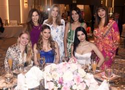 Sentadas: Irene Mendoza Roca, Cristina Hidalgo y Renata Salem. De Pie: Andrea Rendón, María Beatriz Cordovez, Bertha Serrano y Alejandra Paredes.