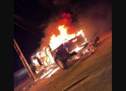 Noche violenta en Yaguachi deja muertos, heridos y vehículos incinerados; policía fue víctima del ataque
