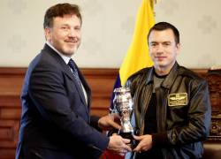 Fotografía cedida por la Presidencia de Ecuador del presidente de Ecuador Daniel Noboa (d) posando con el presidente de la Conmebol Alejandro Domínguez este jueves, en Palacio de Carondelet en Quito.