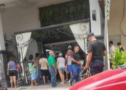 Gente detuvo su marcha para observar lo ocurrido en el hall del conocido hotel.