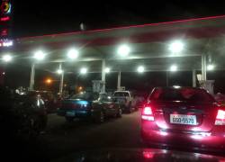 Largas filas se registraron en la noche en ciertas gasolineras de Guayaquil, previo al nuevo alza de los precios del combustible.