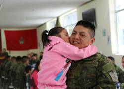 Un miembro de las Fuerzas Armadas recibe un beso de su hija en el Día del Padre