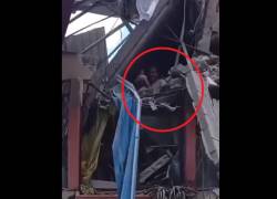 Video capta intento de rescate de un padre y su hijo atrapados entre los escombros, tras el terremoto