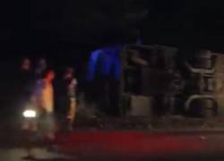 Captura de video que muestra el bus volcado a un lado de la carrretera.