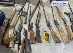 La institución policial difundió imágenes de allanamientos, personas detenidas y del arsenal de armas incautadas.