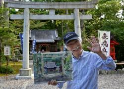 Fotografía realizada en Mayo 2022, en la que el instructor de arte japones Harumichi Shibasaki posa con una de sus pinturas.