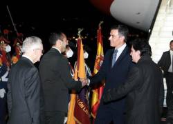El canciller de Ecuador, Juan Carlos Holguín, recibió al presidente español en el aeropuerto.
