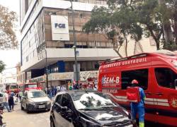 Alerta doble en sedes de Fiscalía en Guayaquil: amenaza de bomba y conato de incendio