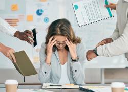 Mujer de negocios con agotamiento, sobrecargada de trabajo y abrumada.