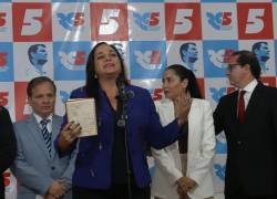 Gabriela Rivadeneira junto a varios miembros de Revolución Ciudadana.