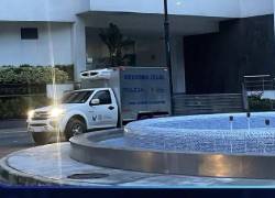 Un vehículo de Medicina Legal en la zona de Puerto Santa Ana, en Guayaquil.