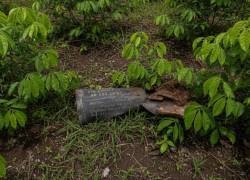 Hallazgo en la frontera: Un fragmento metálico identificado como parte de una bomba MK-82, yace en medio de una plantación de coca en el sur de Colombia, a kilómetro y medio de la frontera con Ecuador.