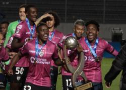 Fotografía que muestra la celebración de Independiente del Valle tras recibir el trofeo de la Supercopa Ecuador 2026.