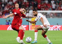 Pierre-Emile Hojbjerg de Dinamarca, disputando el balón en contra de Ali Abdi de Túnez.