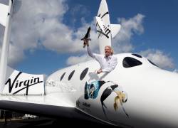 Richard Branson, propietario de la marca Virgin en uno de sus jets.