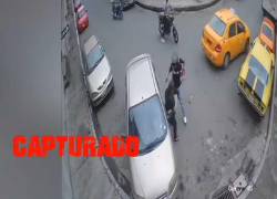 Captura del video de una cámara de seguridad que registró el asalto con arma de fuego a una mujer en Guayaquil.